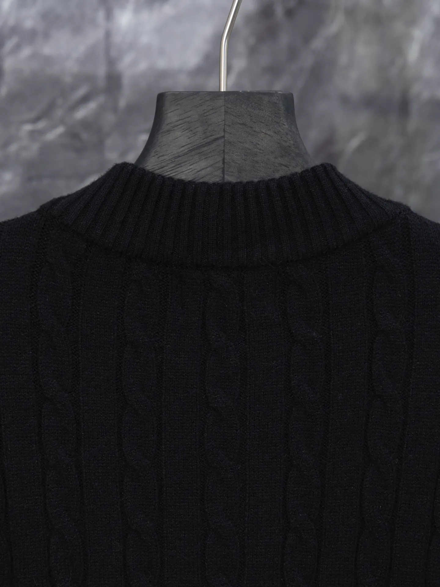 P230 Model No. J0132 Ralph Lauren classic pony embroidered stand-collar knitted sweater. Made of 400 cotton gauze fabric with clear lines. Original order customization 1:1 smooth and delicate lines. Better hand feel. Not easy to deform, not easy to shrink, not easy to fade. Maintains long-lasting beauty. Color Gray Black Size S-XL